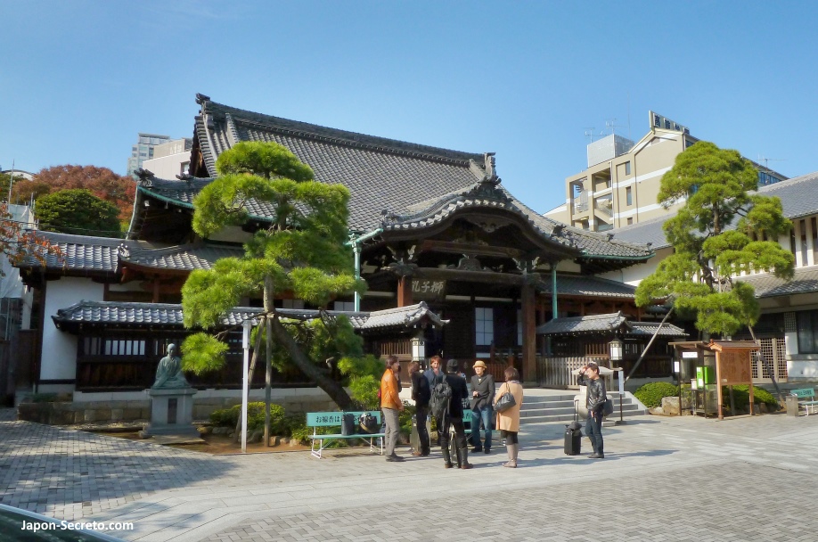 Sanmon o puerta principal del templo Sengakuji de Tokio vista desde el interior