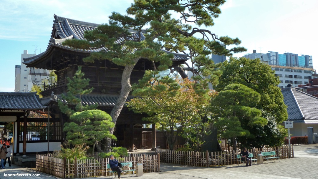 Sanmon o puerta principal del templo Sengakuji de Tokio vista desde el interior
