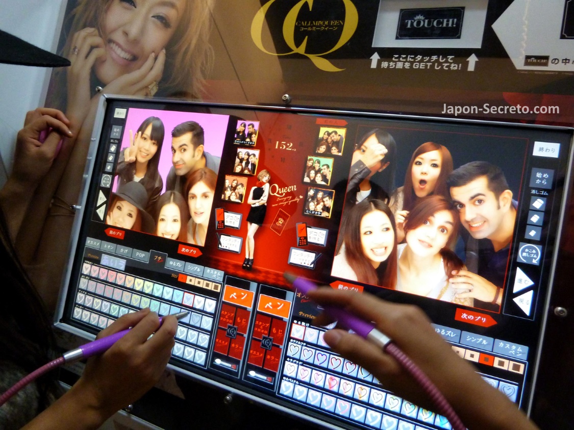 Purikura (プリクラ), las cabinas de fotos públicas o "fotomatón" de Japón. Foto: Usando una purikura con amigas en Kioto