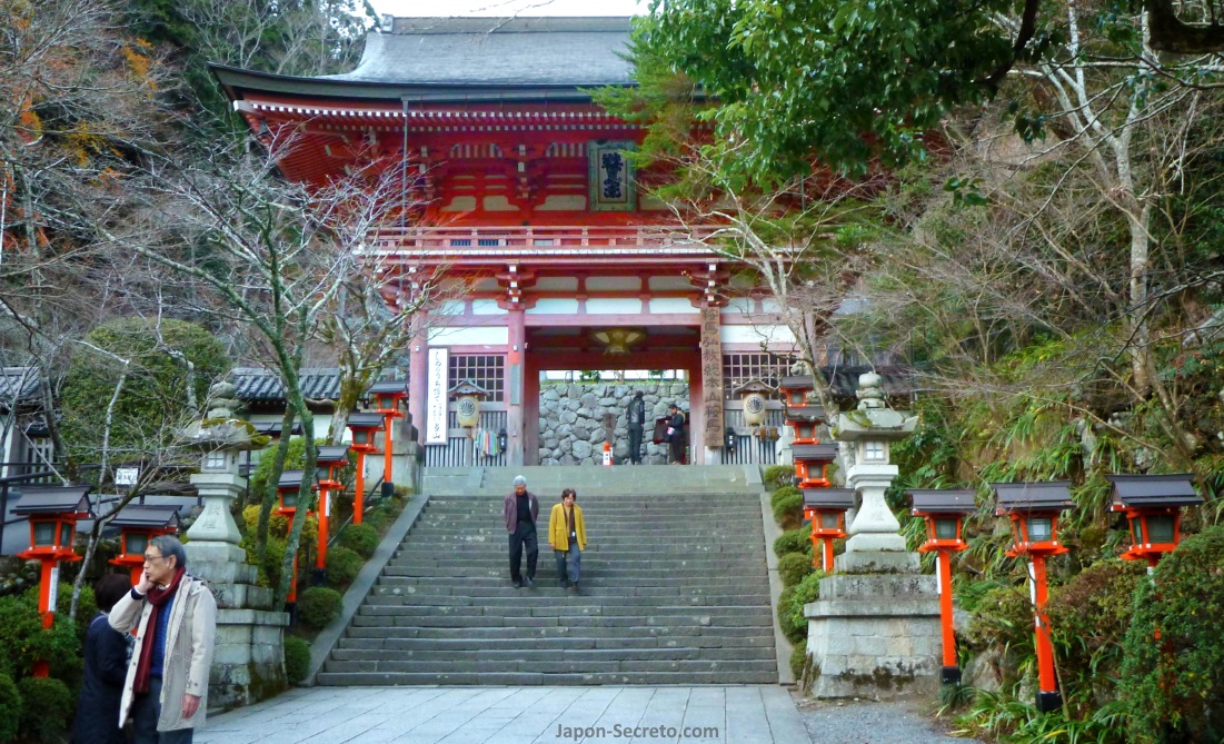 Niōmon o puerta principal de entrada al templo Kurama-dera (鞍馬寺)