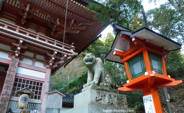 Estatua de un tigre "Aun" (阿吽), bestia divina que sirve como mensajero de la imagen principal, Bishamonten en el templo Kurama-dera de Kurama, al norte de Kioto