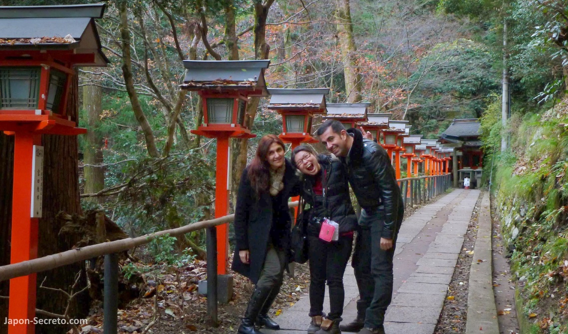 Sendero Tsuzura-ori (九十九折) de faroles rojos en el templo Kurama-dera (鞍馬寺) de Kurama, en el monte Kuramayama al norte de Kioto