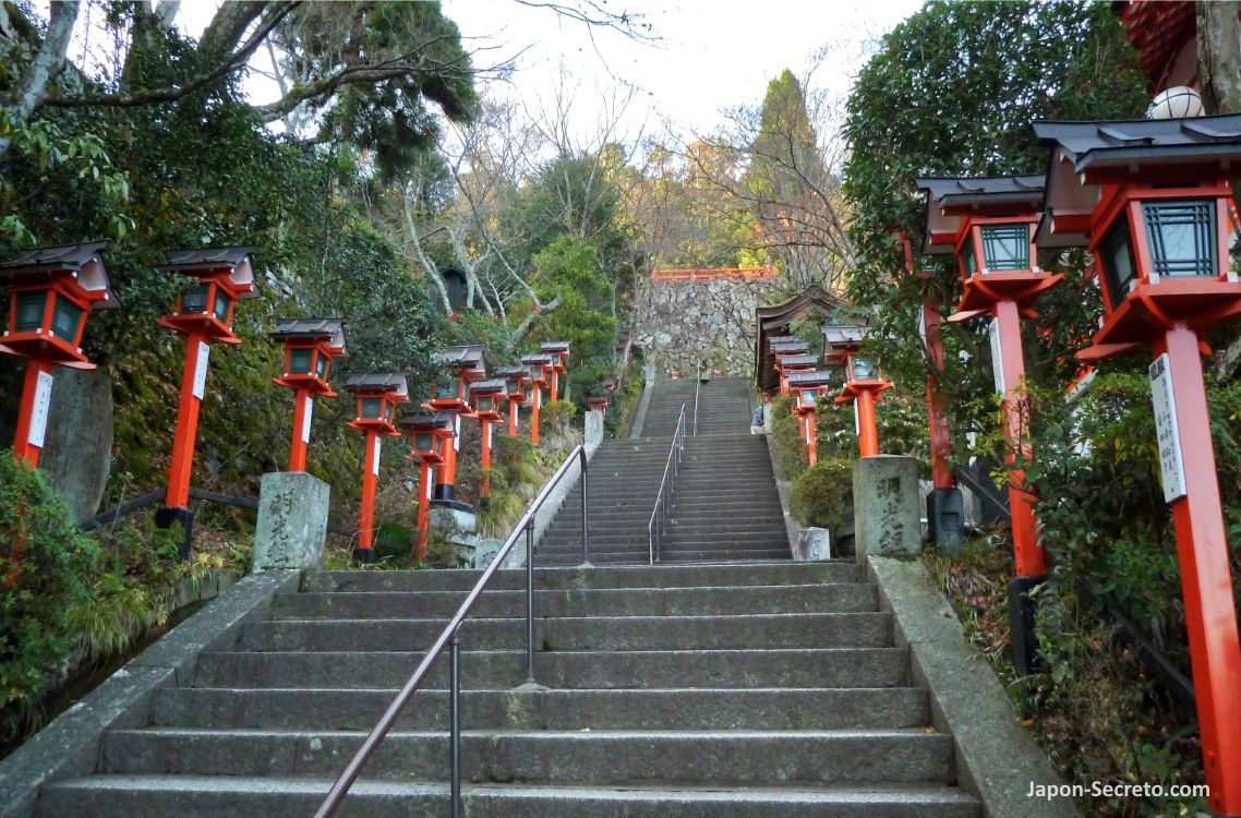 Sendero Tsuzura-ori (九十九折) de escalones de piedra y faroles rojos en el templo Kurama-dera (鞍馬寺) de Kurama, en el monte Kuramayama al norte de Kioto