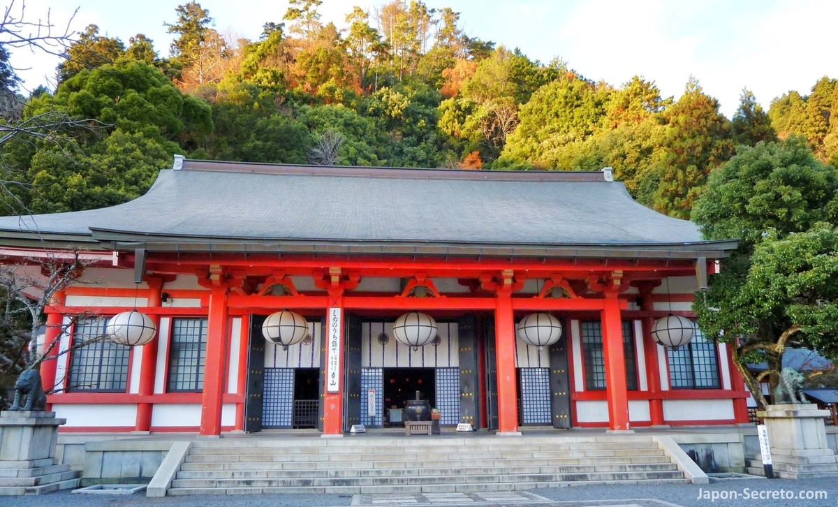 Edificio principal del templo Kurama-dera en lo alto del monte Kuramaya de Kurama (Kioto), al que se puede llegar desde Kibune también a pie.