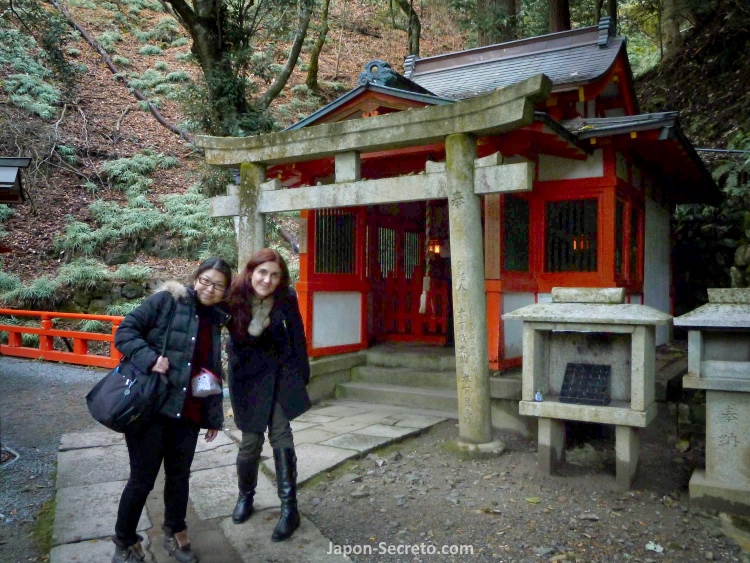 Pequeño santuario en el sendero Tsuzura-ori (九十九折)