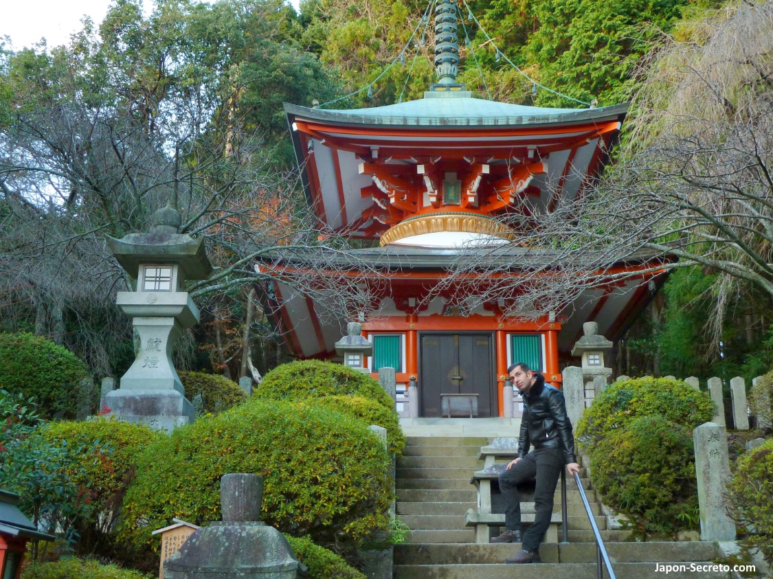 Pagoda Tahoto del templo Kurama-dera (鞍馬寺) de Kurama, en un monte al norte de Kioto