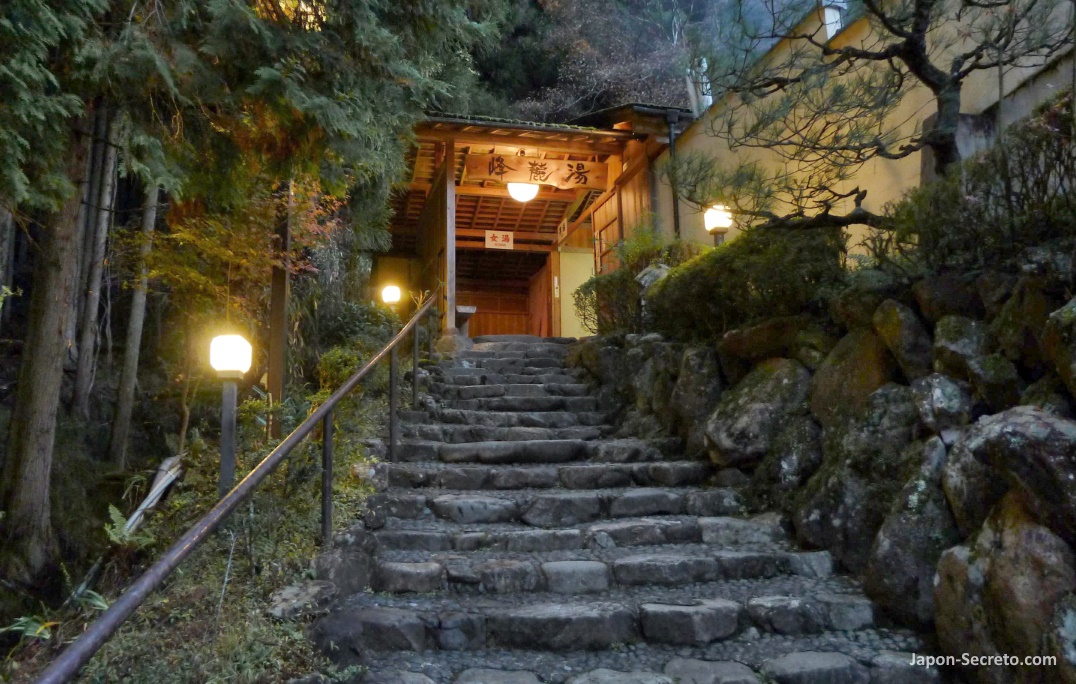 Entrada a Kurama onsen, balneario de aguas termales con baño rotenburo al aire libre con vistas a la montaña y el mejor sitio para dormir en Kurama, un pueblo de montaña al norte de Kioto