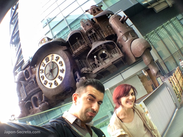 Visitando el reloj gigante Nippon TV Odokei o Nittere Odokei (日テレ大時計), diseñado por Hayao Miyazaki y situado en Shiodome Shiosite, en el barrio de Shinbashi en Tokio (distrito Minato)