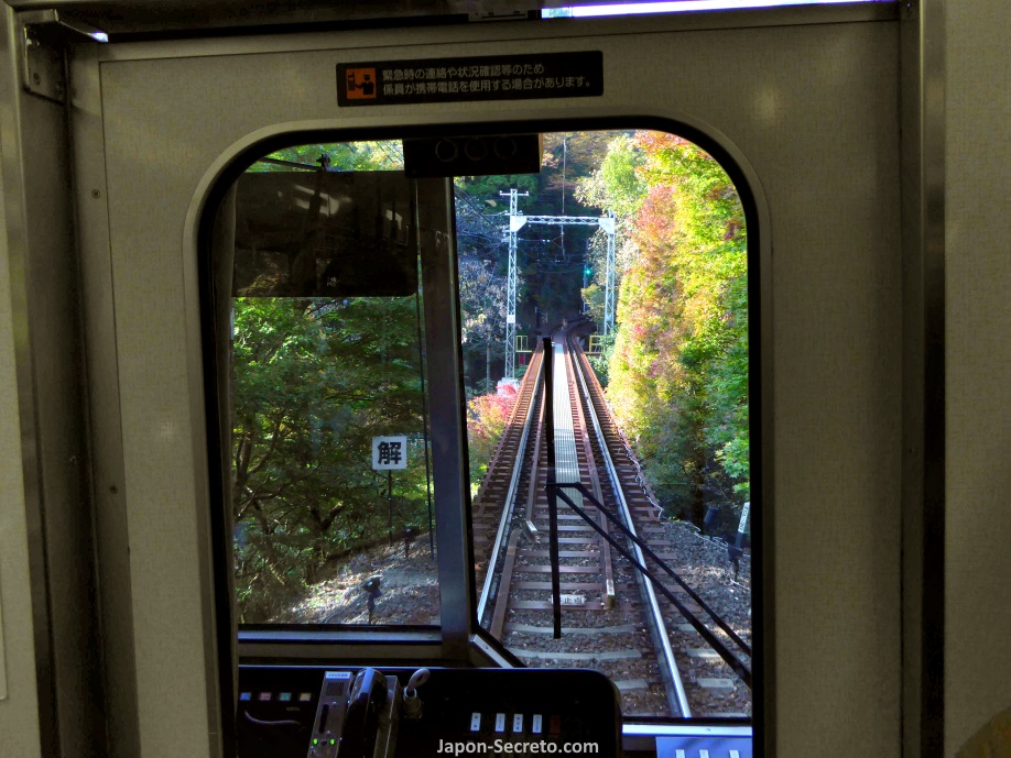 En tren hacia Kurama desde Kioto en otoño. Se ve el momiji