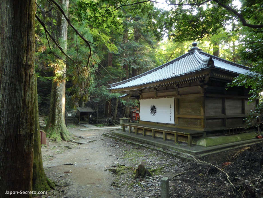Sojō-ga-Dani Fudō-dō (僧正ヶ谷不動堂), subtemplo de Kurama-dera, en el bosque en la ruta a pie entre Kurama y Kibune (Kioto).