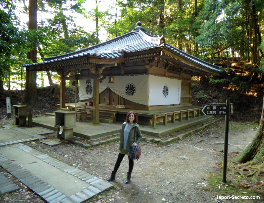 Oku No In Mao-den (奥の院魔王殿), un pabellón que consagra a Mao (魔王), el “Rey Mágico”, en el bosque en la ruta a pie entre Kurama y Kibune (Kioto).