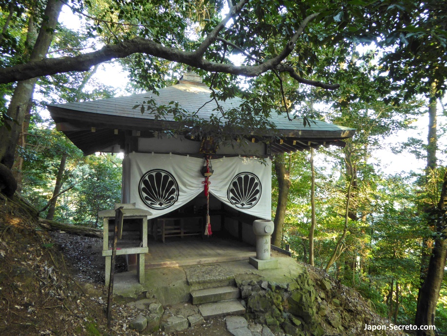 Edificio sagrado en el bosque en la ruta a pie 