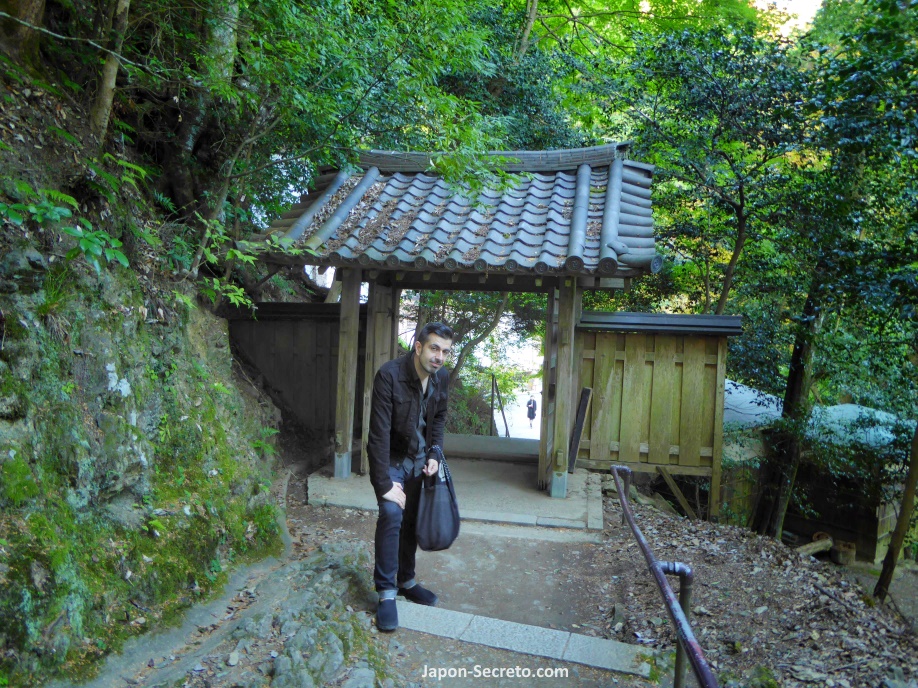 Puerta de madera en el camino a pie entre Kurama y Kibune, en Kioto