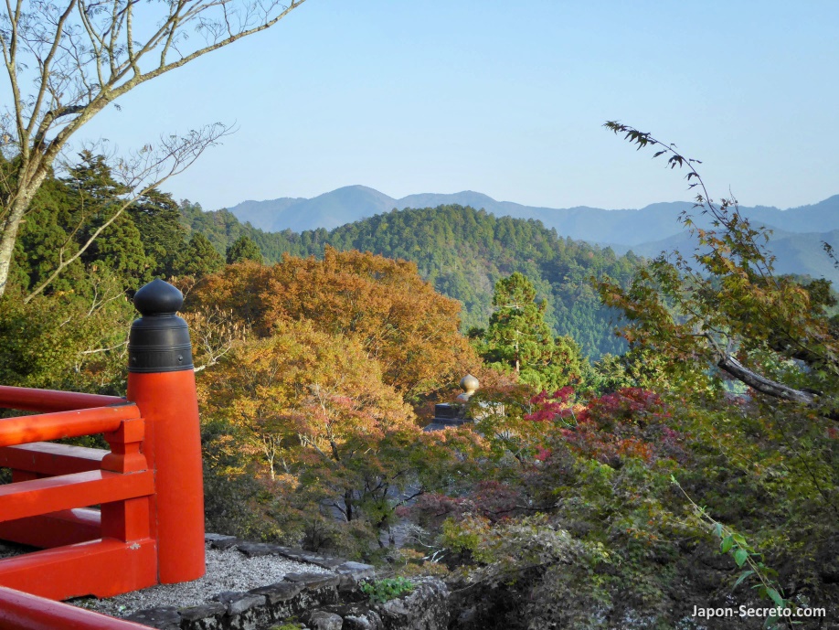 Vistas desde el edificio principal del templo Kurama-dera (鞍馬寺) de Kurama, en un monte al norte de Kioto