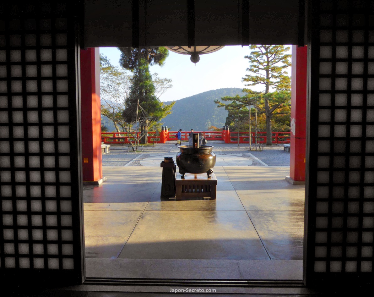 Vista desde el interior del edificio principal del templo Kurama-dera (鞍馬寺) de Kurama, en un monte al norte de Kioto