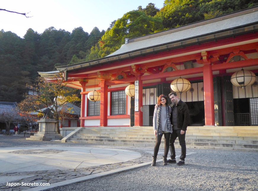 Edificio principal del templo Kurama-dera (鞍馬寺) de Kurama, en un monte al norte de Kioto en otoño