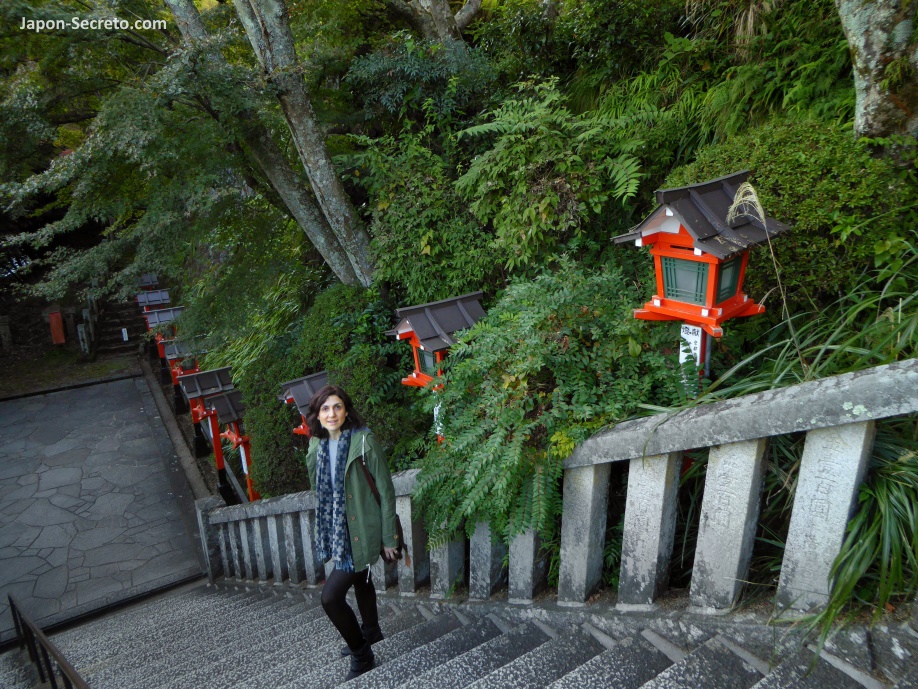 Subiendo las escaleras de piedra del sendero Tsuzura-ori (九十九折) hacia el edificio principal del templo