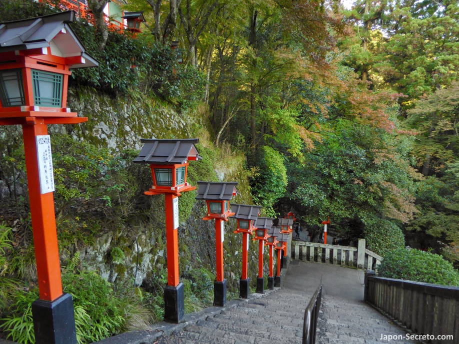 Escaleras de piedra del sendero Tsuzura-ori (九十九折) hacia el edificio principal del templo Kurama-dera (鞍馬寺) de Kurama, en un monte al norte de Kioto