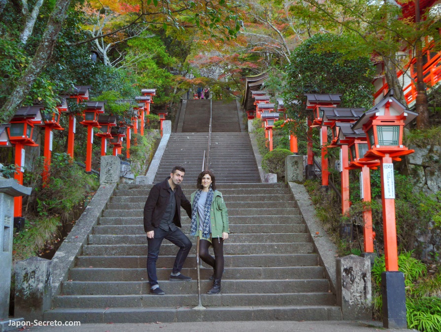 Escaleras de piedra del sendero Tsuzura-ori (九十九折) con farolillos hacia el edificio principal del templo Kurama-dera (鞍馬寺) de Kurama, en un monte al norte de Kioto