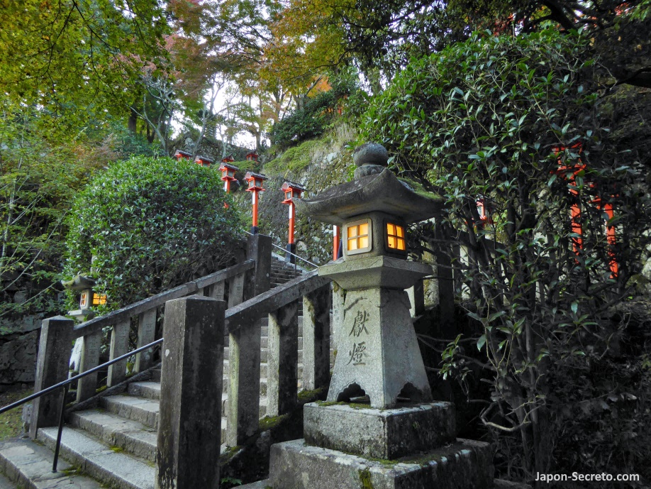 Escaleras de piedra del sendero Tsuzura-ori (九十九折) hacia el edificio principal del templo Kurama-dera (鞍馬寺) de Kurama, en un monte al norte de Kioto