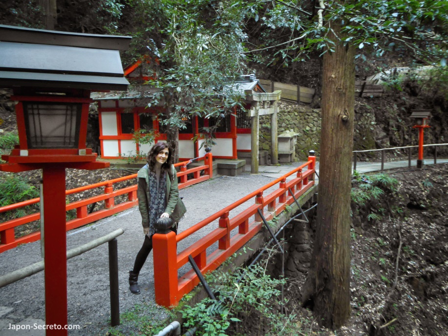 Siguiendo a pie por el sendero Tsuzura-ori (九十九折)
