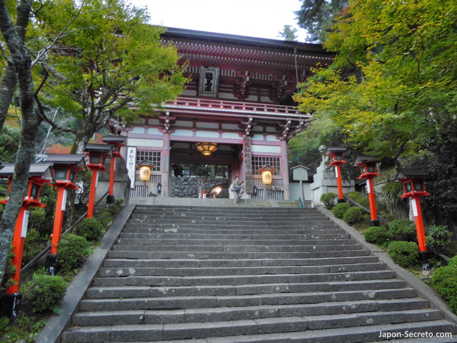 Niōmon o puerta principal de entrada al templo Kurama-dera (鞍馬寺)