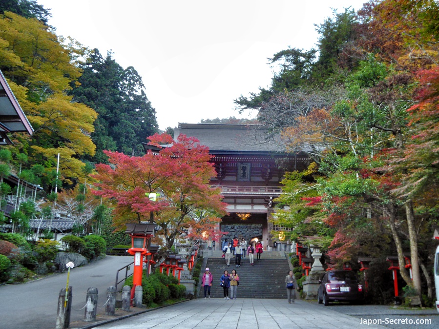 Niōmon o puerta principal de entrada al templo Kurama-dera (鞍馬寺) en otoño con momiji