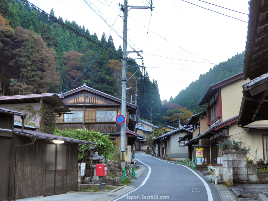 Caminando por las calles de Kurama, un pueblo de montaña al norte de Kioto