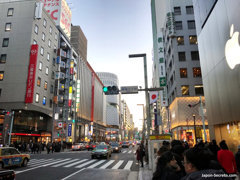 Avenida Chuo Dori en el barrio de Ginza, tienda Apple a la derecha y Mitsukoshi a la izquierda
