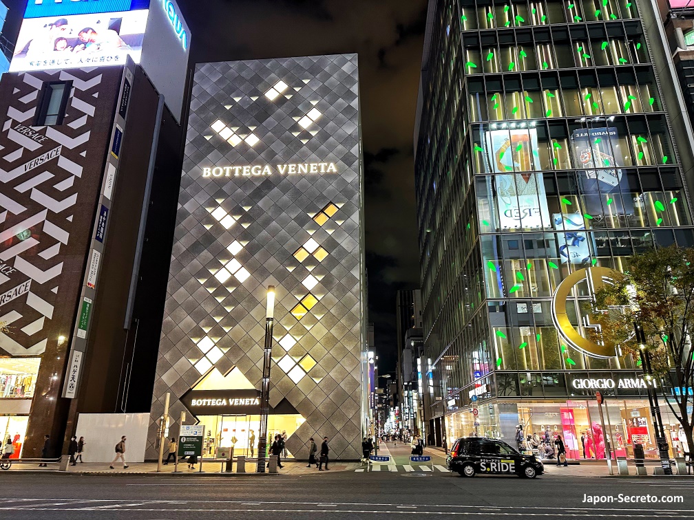 Tienda Versace, Bottega Veneta y Giorgio Armani en el barrio de Ginza, en Tokio