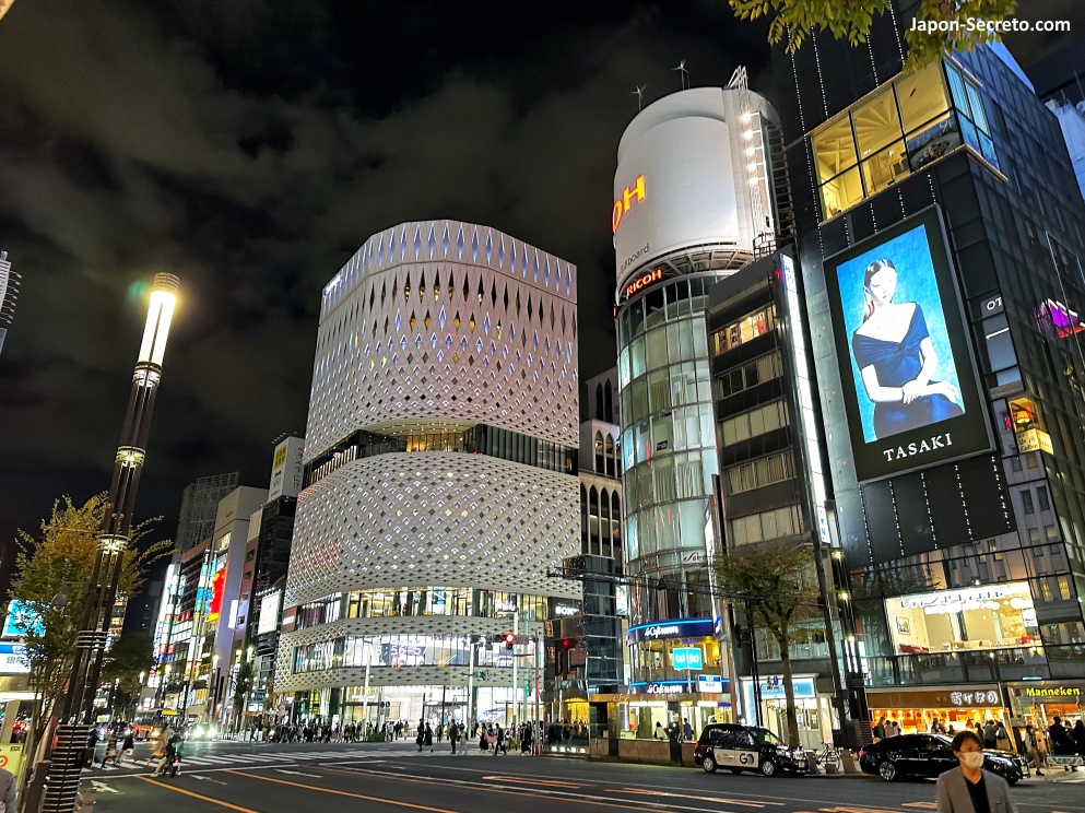 Edificio Ginza Place (銀座プレイス) y Galería de arte Ricoh en el barrio de Ginza, en Tokio