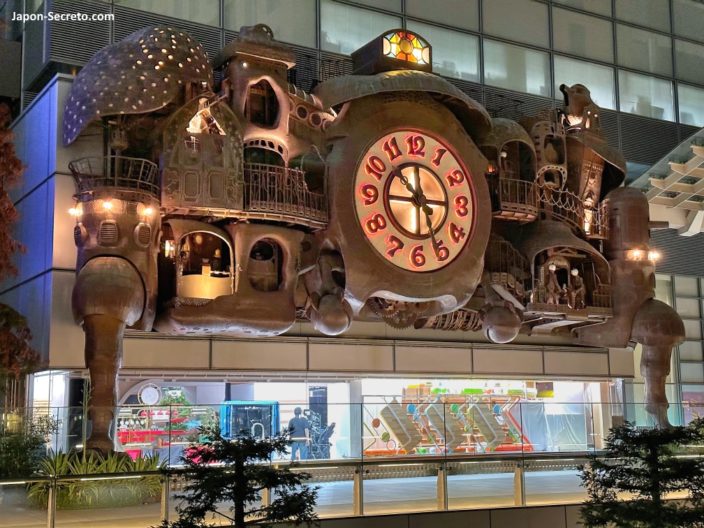 Reloj gigante Nippon TV Odokei o Nittere Odokei (日テレ大時計) por la noche, diseñado por Hayao Miyazaki y situado en Shiodome Shiosite, en el barrio de Shinbashi en Tokio (distrito Minato)
