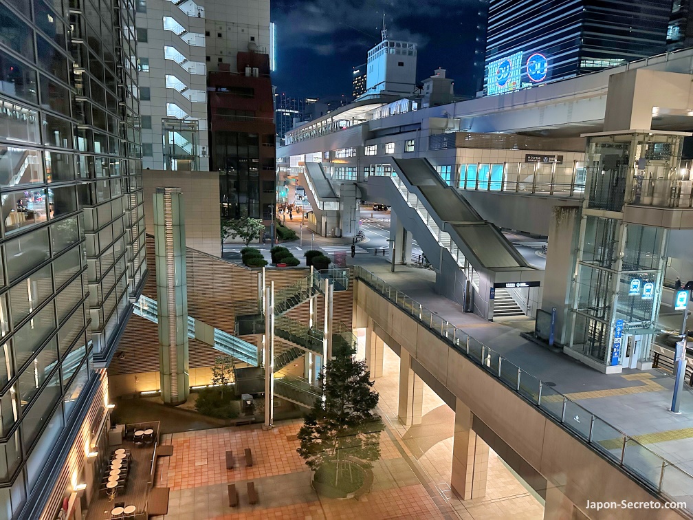 Shiodome Shiosite, complejo urbanístico de oficinas y tiendas en el barrio de Shinbashi en Tokio (distrito Minato), por la noche