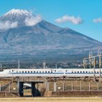 Organizar un viaje a Japón por tu cuenta: todo lo que necesitas saber y todo lo que debes hacer e incluir en tu plan. Foto: Tren bala Nozomi Shinkansen cruzando por delante del Monte Fuji en su viaje de Tokio a Kioto