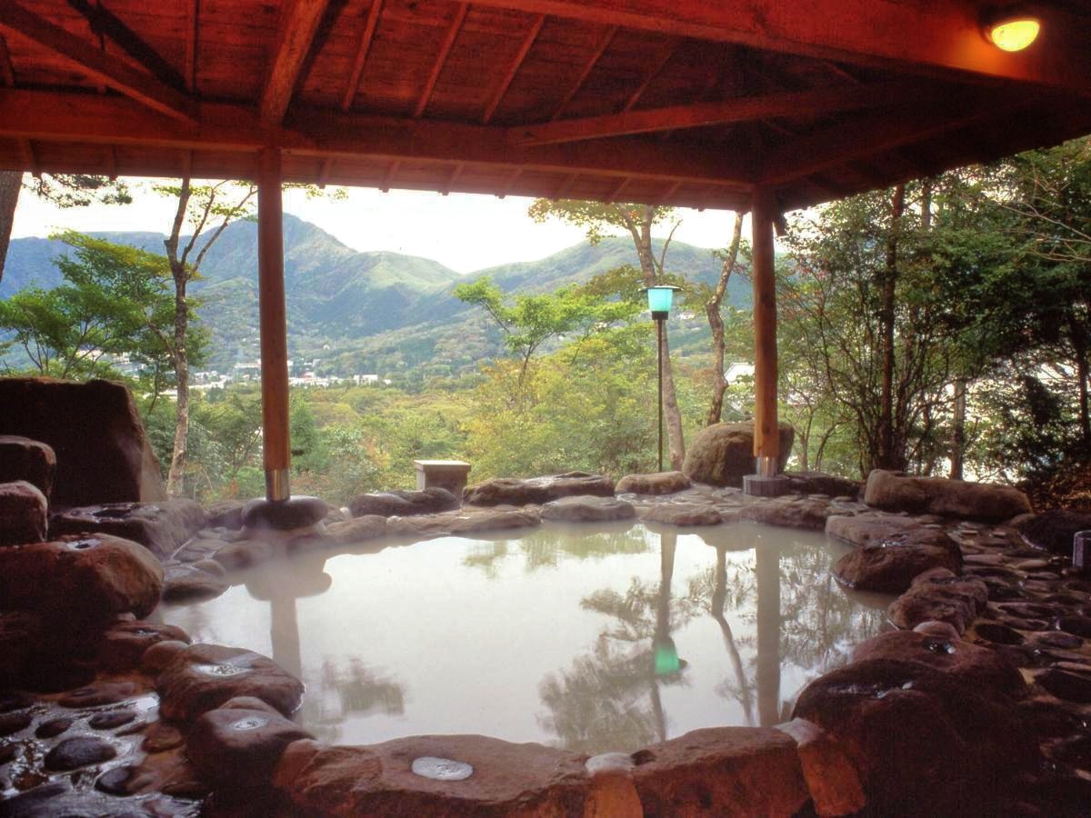 Ryokan con onsen en Hakone, baño privado para dormir con vistas al monte Fuji. Foto: Rotenburo (onsen al aire libre) del Senkyoro Ryokan en Hakone (monte Fuji)