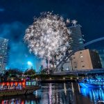 Fuegos artificiales en la bahía de Shinagawa (Tokio) durante el Festival de Turismo Costero de Shinagawa (しながわ水辺の観光フェスタ, Shinagawa Mizube No Kankou Festa)