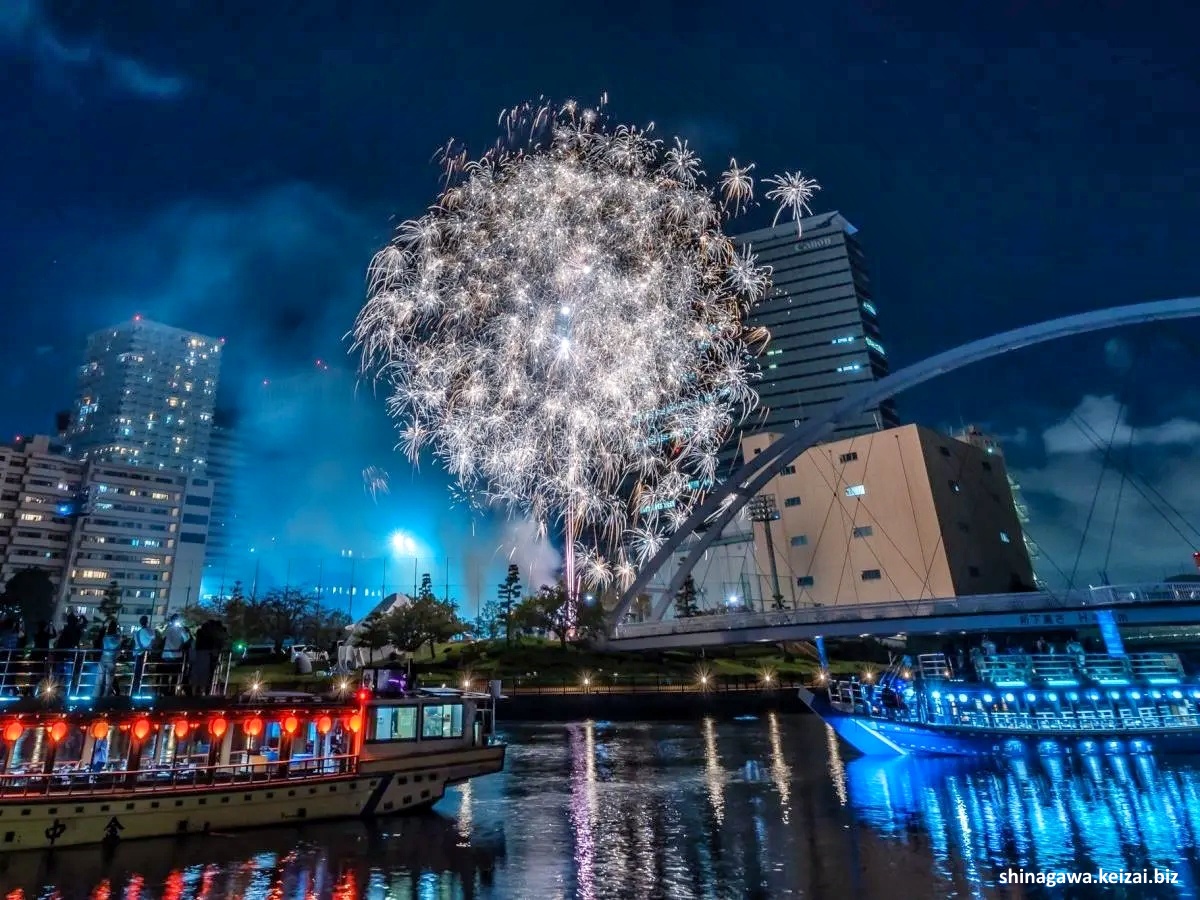 Fuegos artificiales en la bahía de Shinagawa (Tokio) durante el Festival de Turismo Costero de Shinagawa (しながわ水辺の観光フェスタ, Shinagawa Mizube No Kankou Festa)