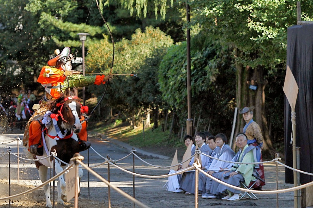 Festival Takadanobaba yabusame shinji (tiro con arco a caballo) en Tokio en octubre (Shinjuku)