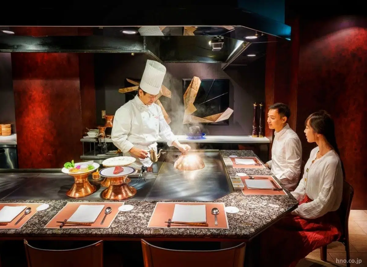 teppanyaki-omakase01_1200x875 Omakase (お任せ) en Japón, los restaurantes en los que los clientes no pueden elegir el menú, sino que lo elige el chef según su criterio experto y el comensal debe aceptarlo: cómo son, dónde comer en Tokio y Kioto, sushi, precio