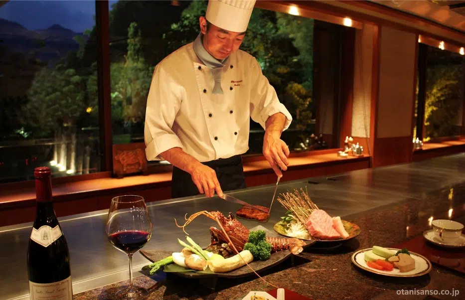 Comida omakase kappo cocinada sobre teppanyaki en Japón
