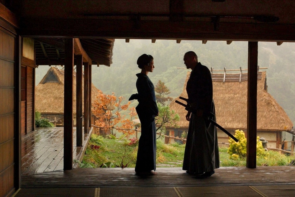 Película El Último Samurái: escena de Katsumoto hablando con Taka en la aldea