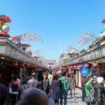 Comer en Asakusa, comida callejera. Foto: Calle Nakamise en primavera. Templo Sensōji. Asakusa (Tokio)