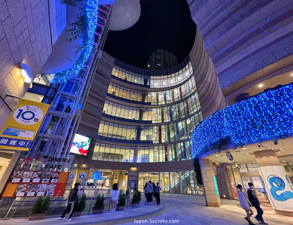 Iluminación de invierno y navidad en el centro comercial Namba Parks de Osaka