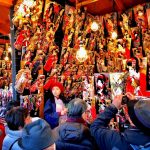 Festival o feria Hagoita Ichi (羽子板市), mercadillo de palas decorativas tradicionales en el templo Sensoji de Asakusa, en Tokio en diciembre