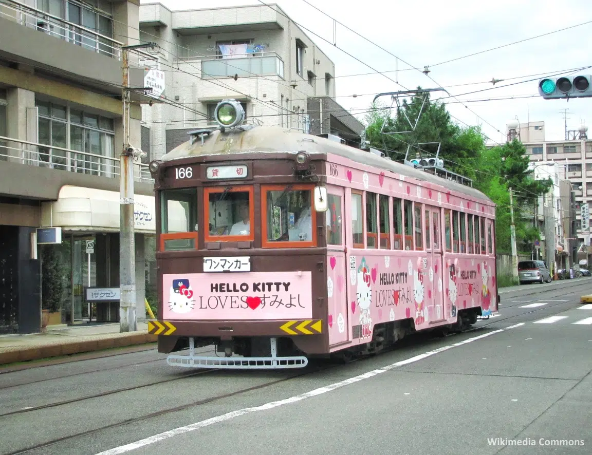 Tranvía Hankai Tram Hello Kitty en Tennoji (Osaka), hacia el santuario Sumiyoshi Taisha