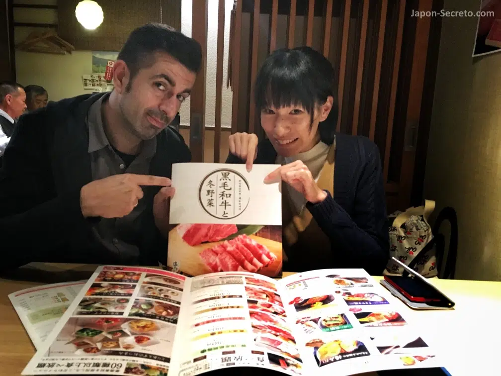 Comiendo en el restaurante Shabu Shabu Onyasaki (Shibuya, Tokio) con nuestra amiga Yuki