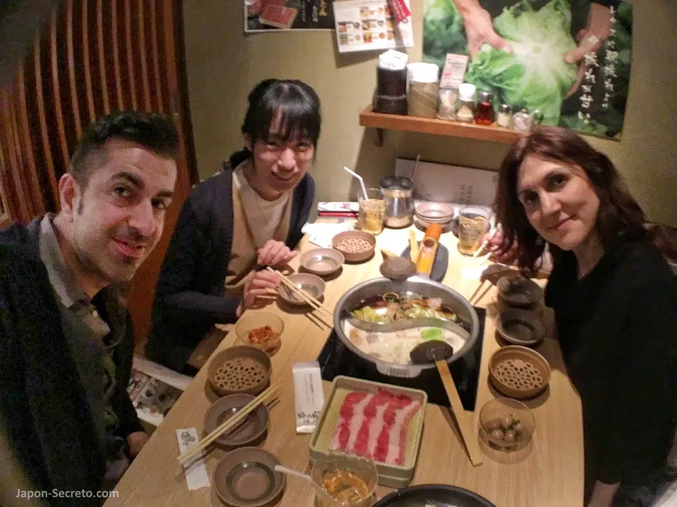 Comiendo en el restaurante Shabu Shabu Onyasaki (Shibuya, Tokio) con nuestra amiga Yuki