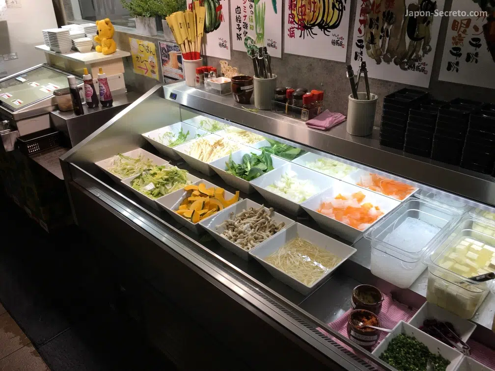 Comiendo en el restaurante Shabu-shabu Tajimaya (Ueno, Tokio) 