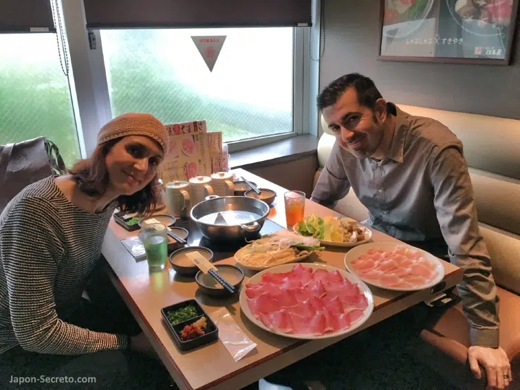 Comiendo en el restaurante Shabu-shabu Tajimaya (Ueno, Tokio) 