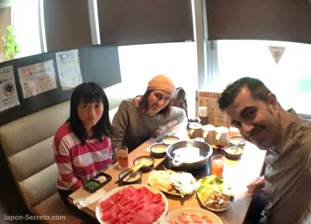 Comiendo en el restaurante Shabu-shabu Tajimaya (Ueno, Tokio) con nuestra amiga Takako